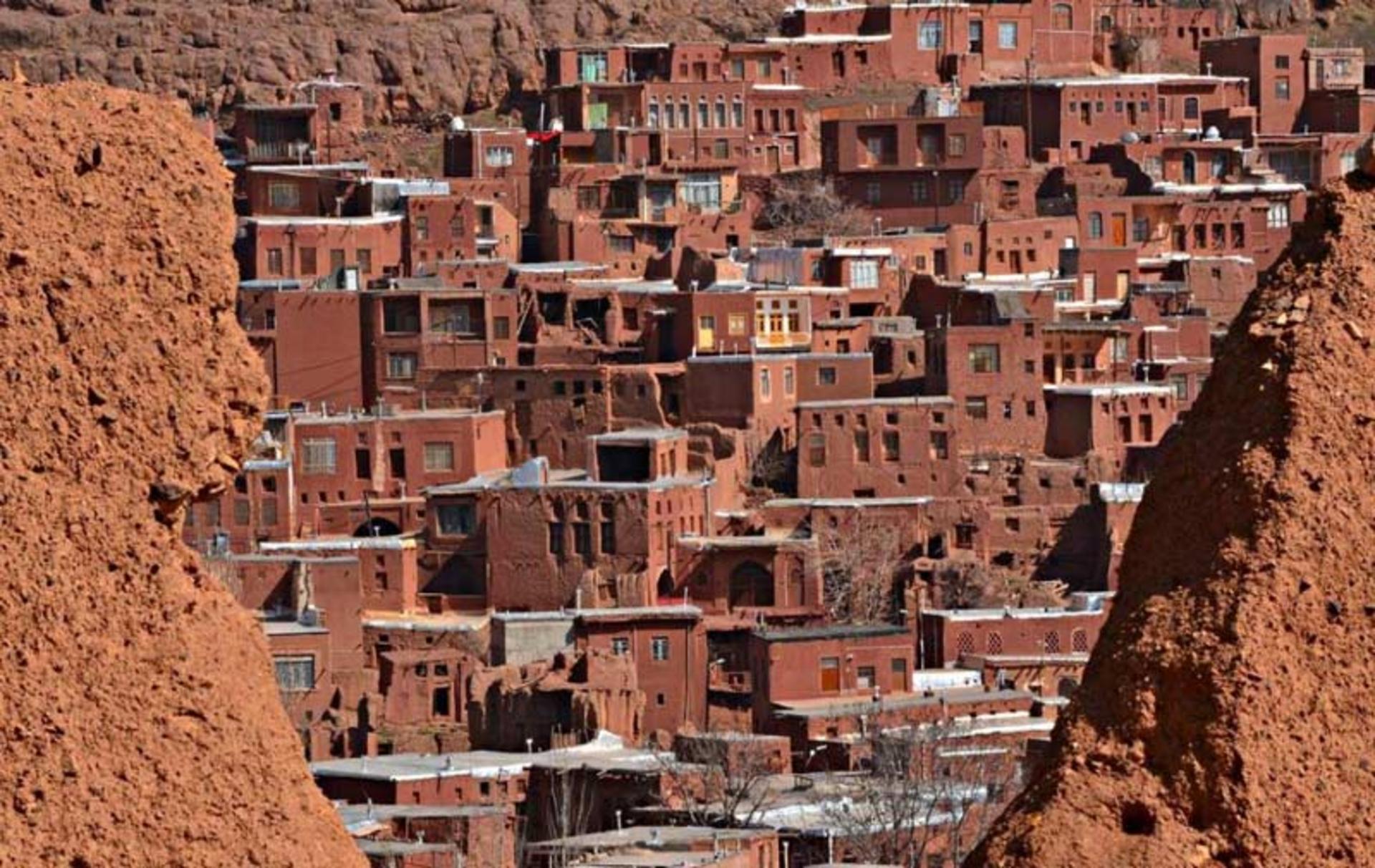 خانه های پلکانی روستای ابیانه از میان دو کوه