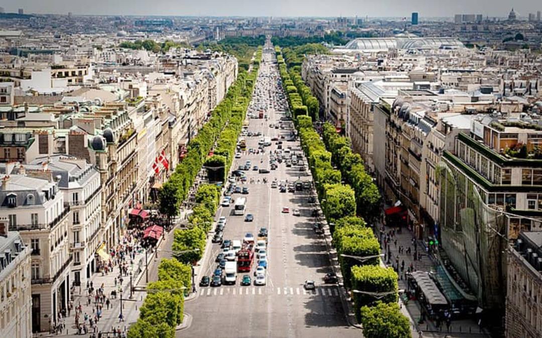 نمایی از بلوار شانزلیزه و ساختمان های اطراف آن