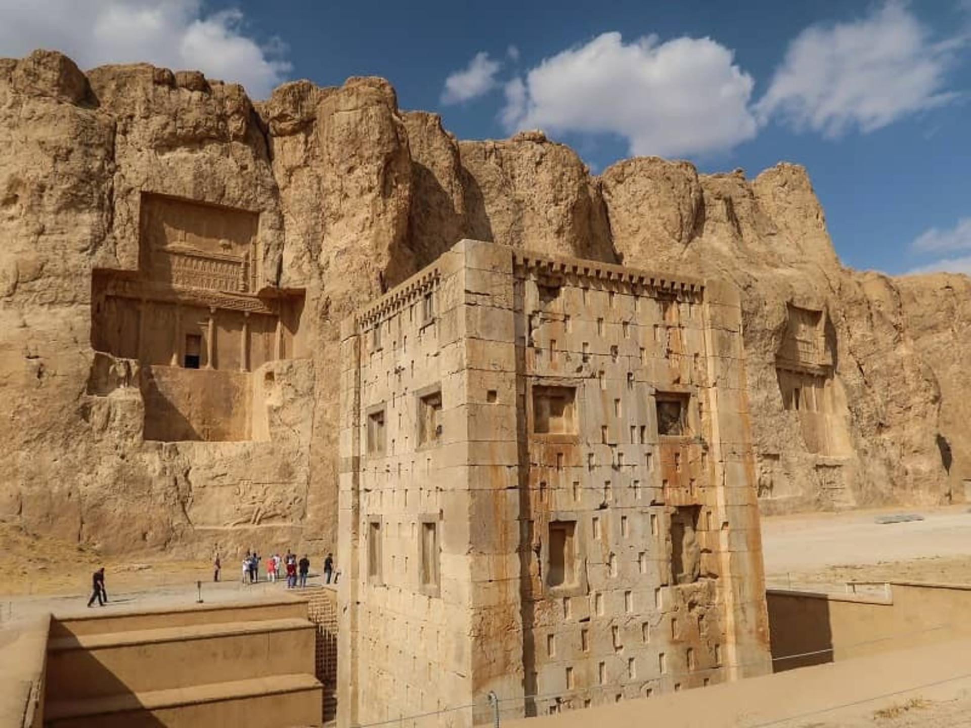 نقش رستم در حاشیه جاده مرودشت