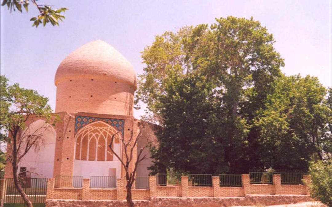امامزاده ای با گنبد بدون تزیینات