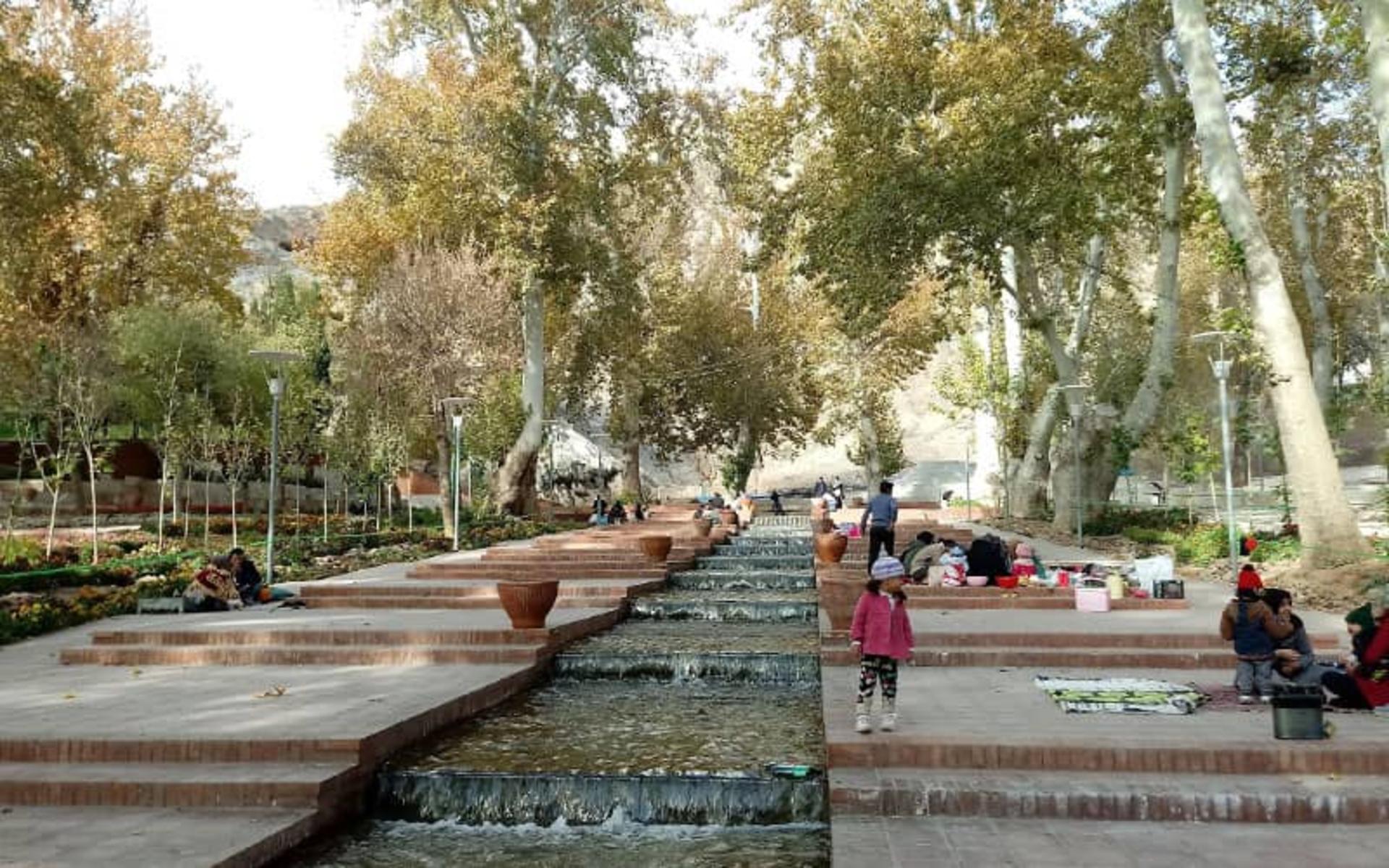 جوی آب پلکانی در پارک سرچشمه محلات