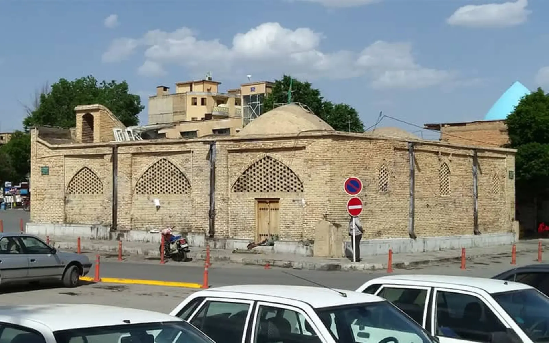 دیوارهای آجری مسجد اتابکان شهرکرد