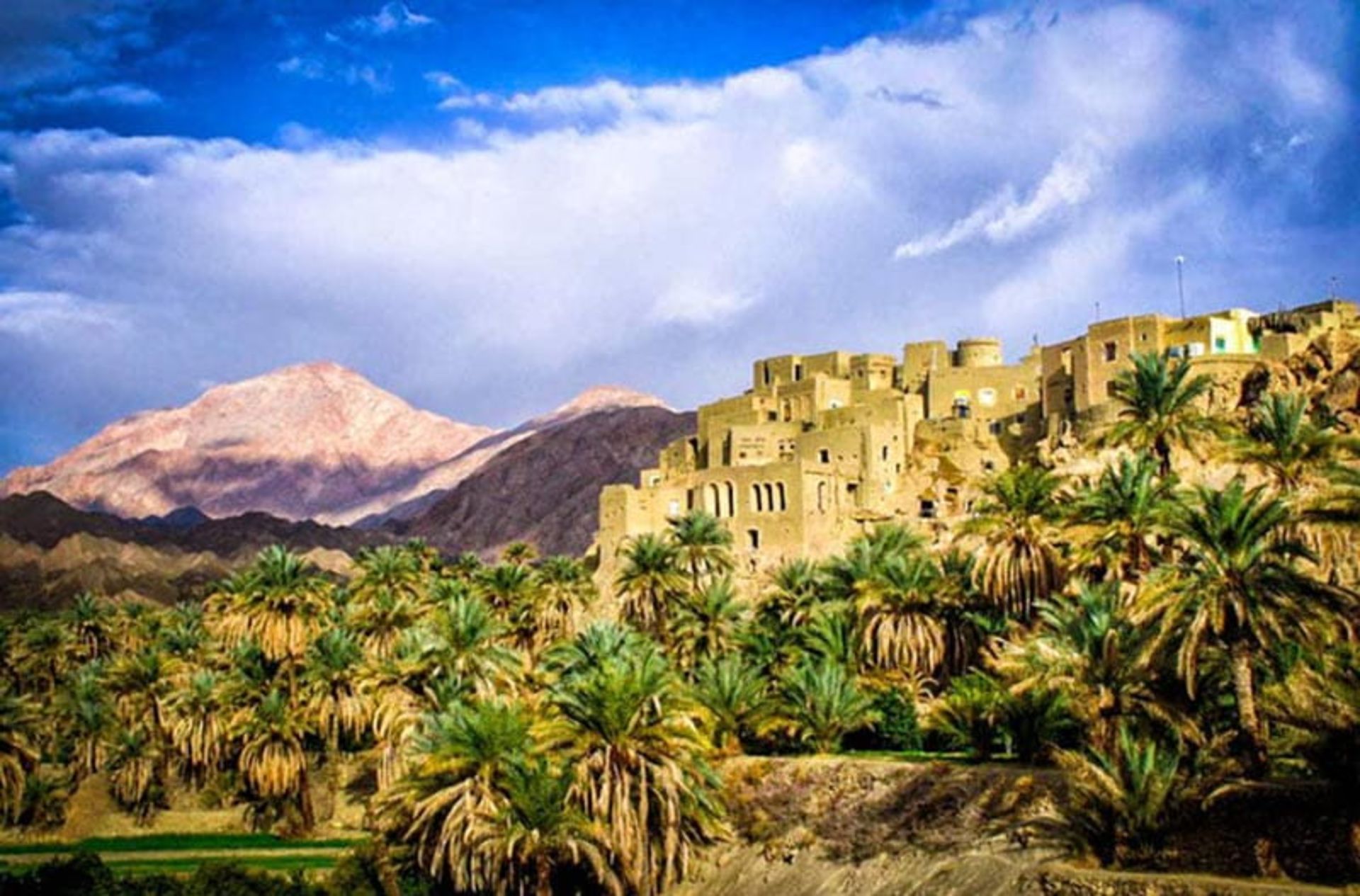 روستای کویری نایبند پای کوه و کنار درختان نخل