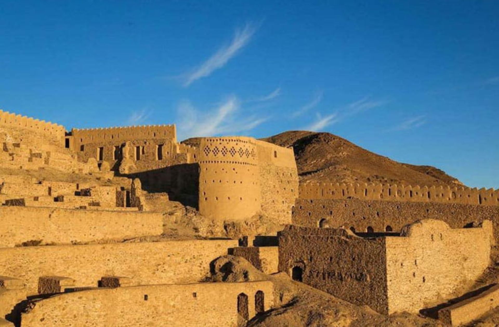 قلعه فورگ زیر آسمان آبی از نمای دور