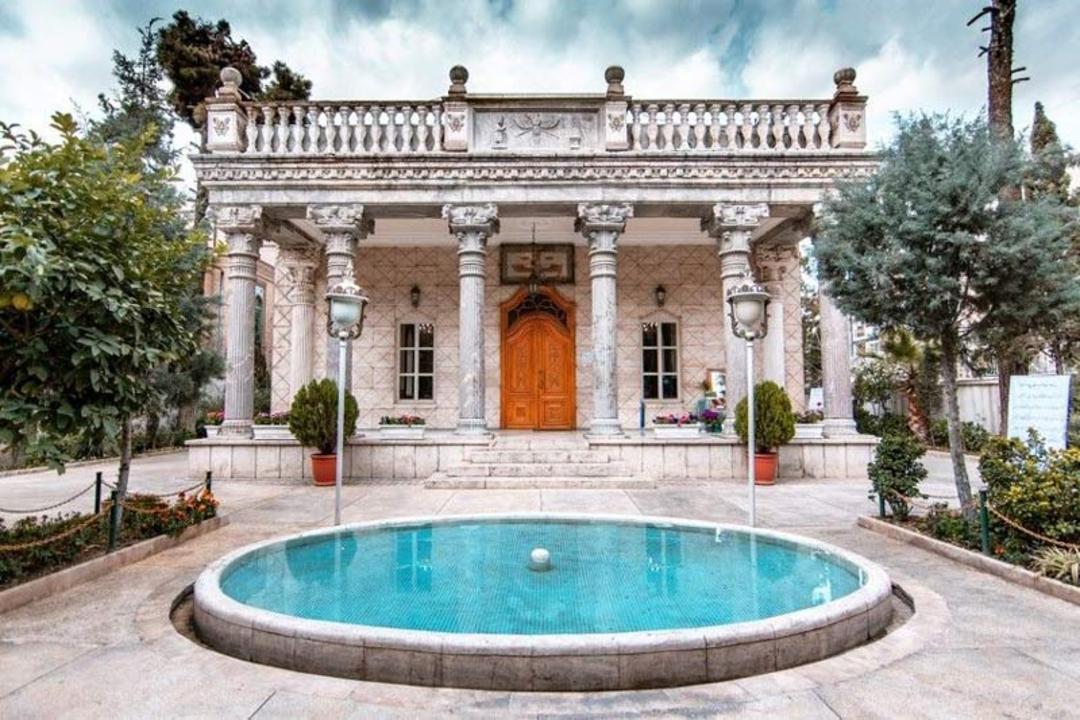 نمای بیرونی آتشکده آدریان با ستون های مرمری مقابل آن