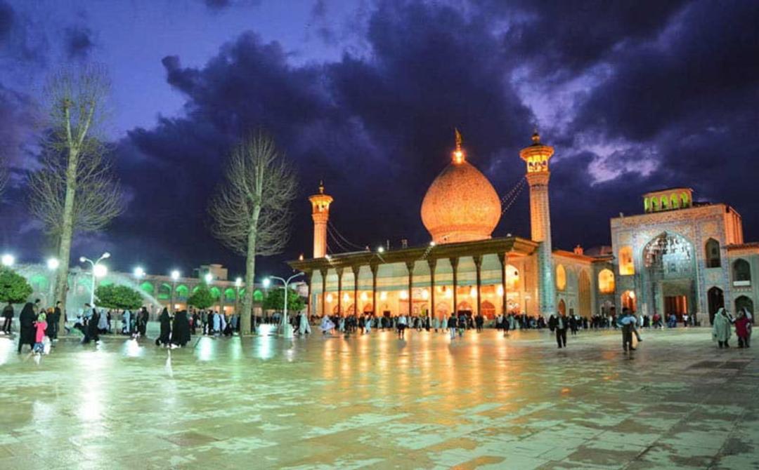 بقعه شاهچراغ در شب با نورپردازی