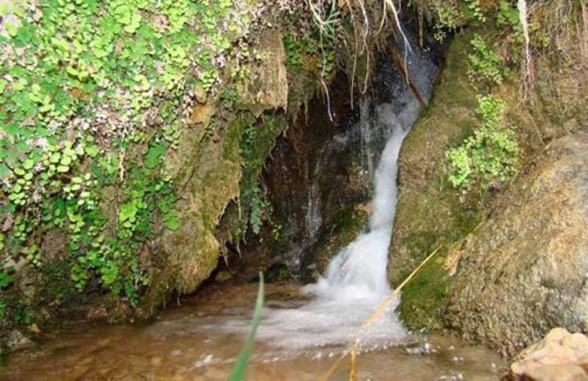 چشمه‌ جوشان اب در روستای گردشگری قطرم میان کوهستان