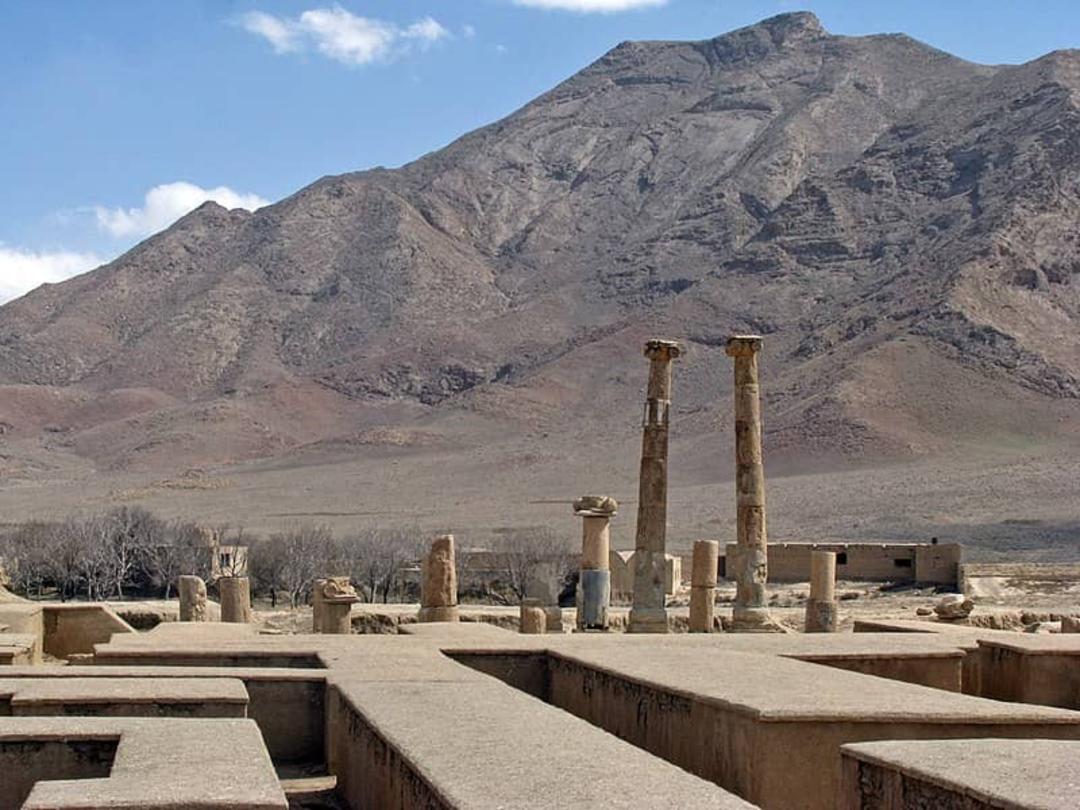 بقایای ستون های معبد خورهه