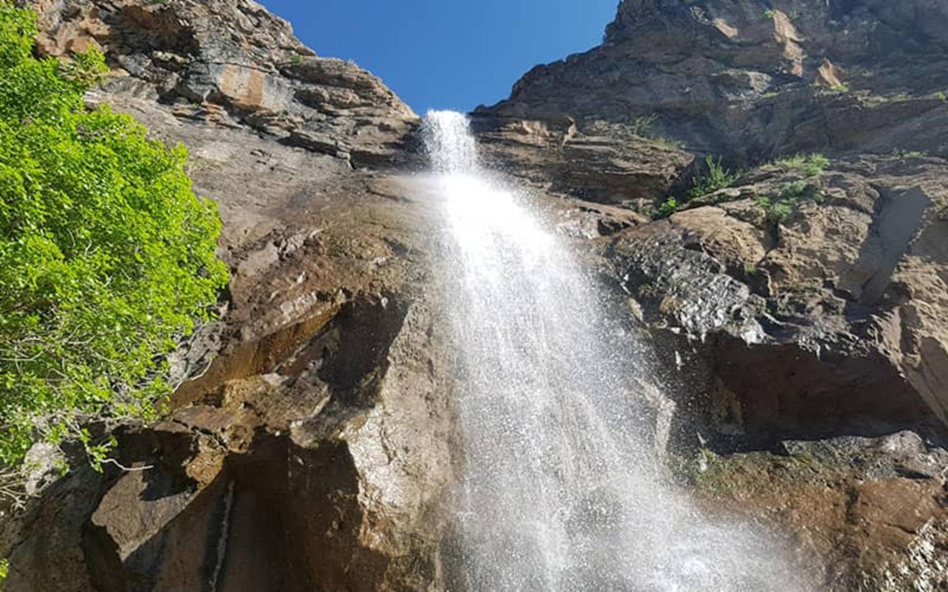 آبشار گویله در جاده سقز-مریوان