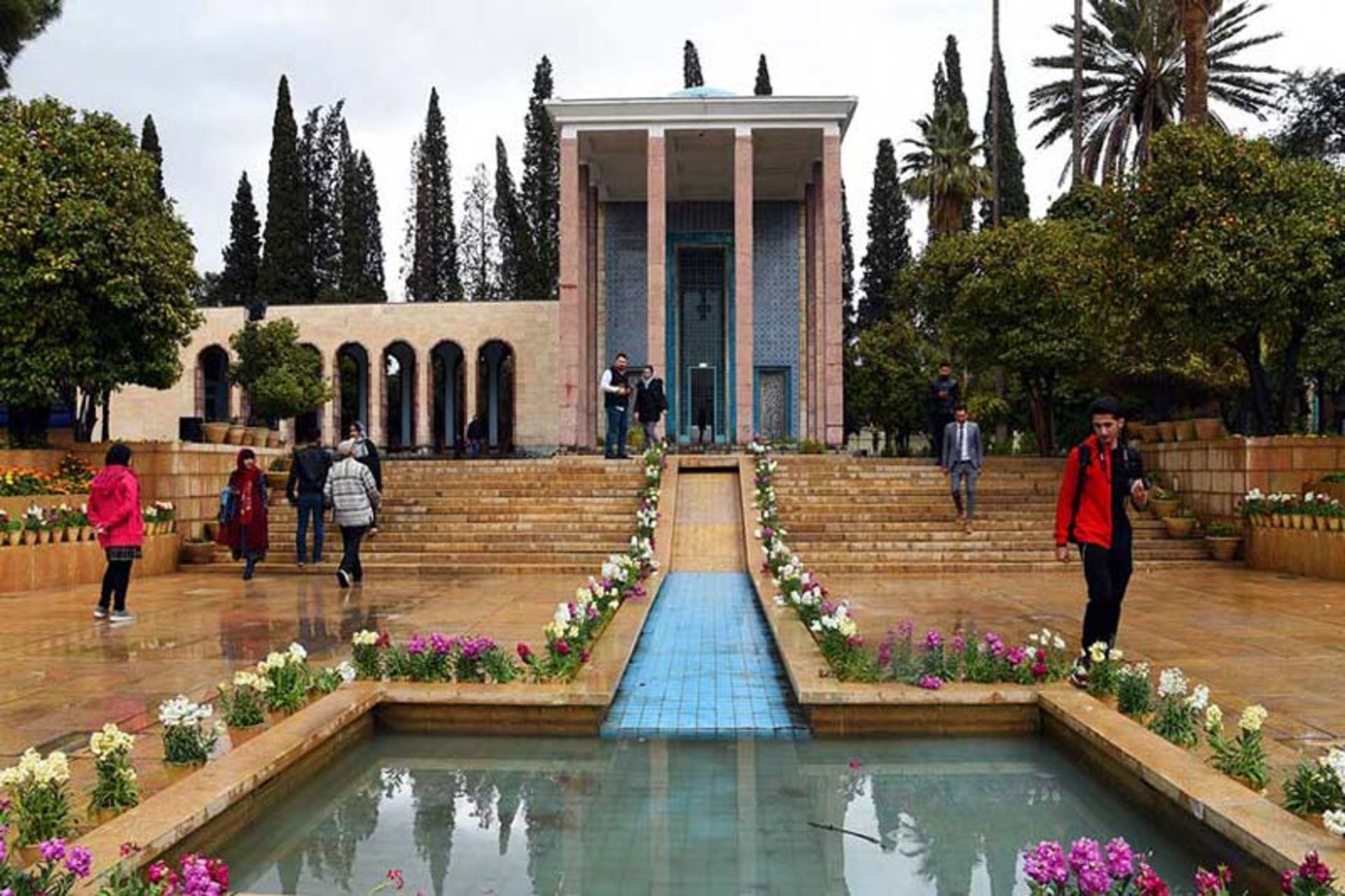 آرامگاه سعدی درشیراز و استخر مقابل آن در حضور گردشگران