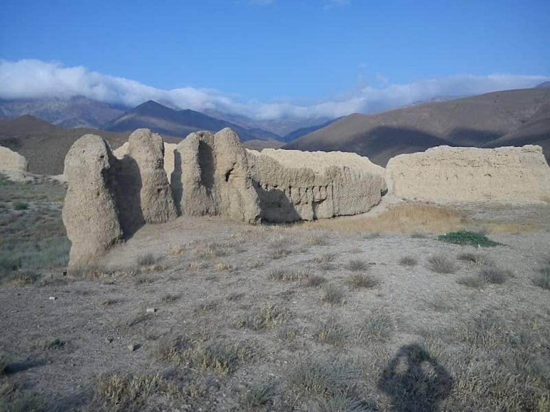 بقایای قلعه خشتی گیلوان