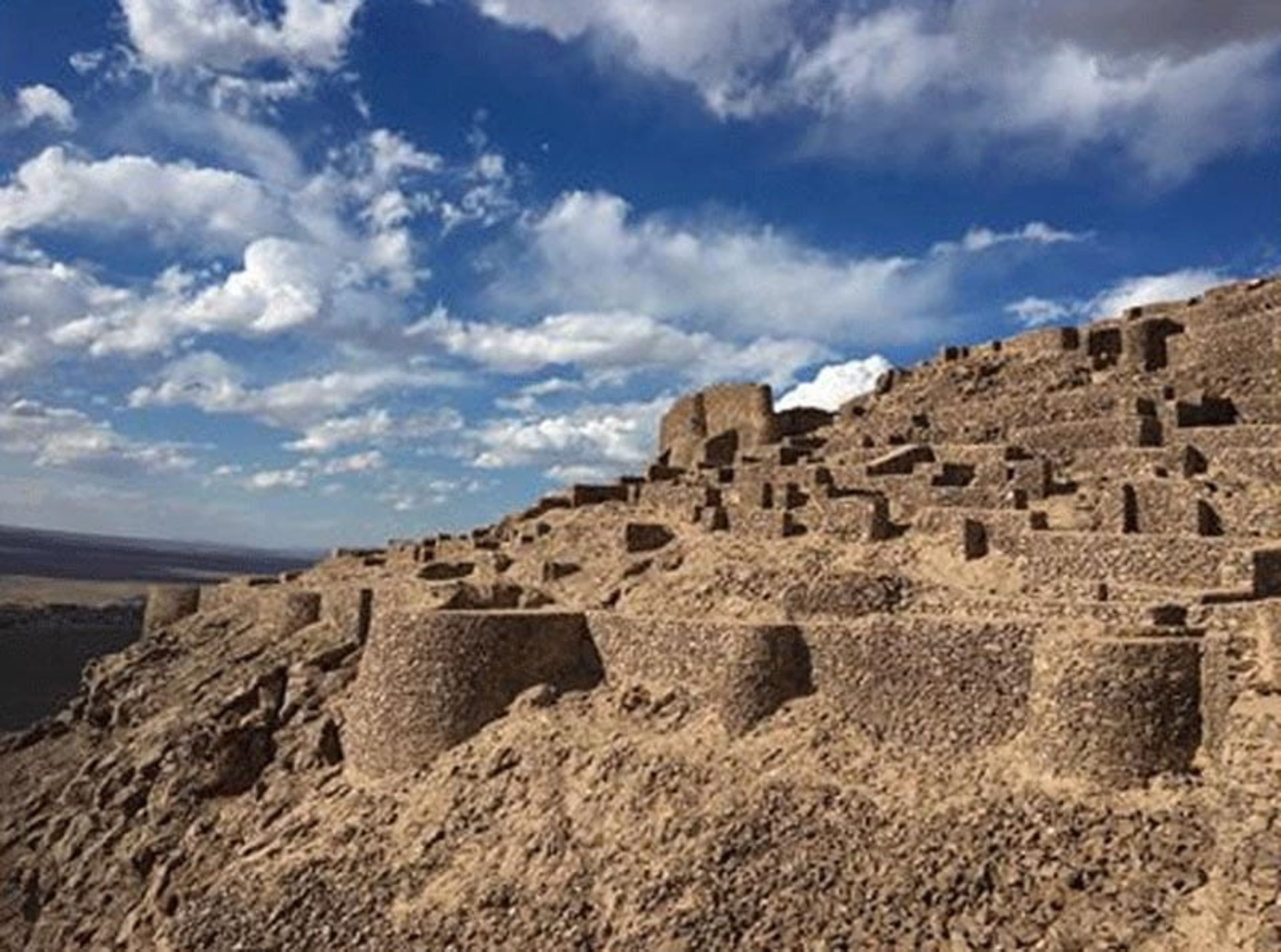 قلعه دژ نهبندان روی کوه زیر آسمان آبی