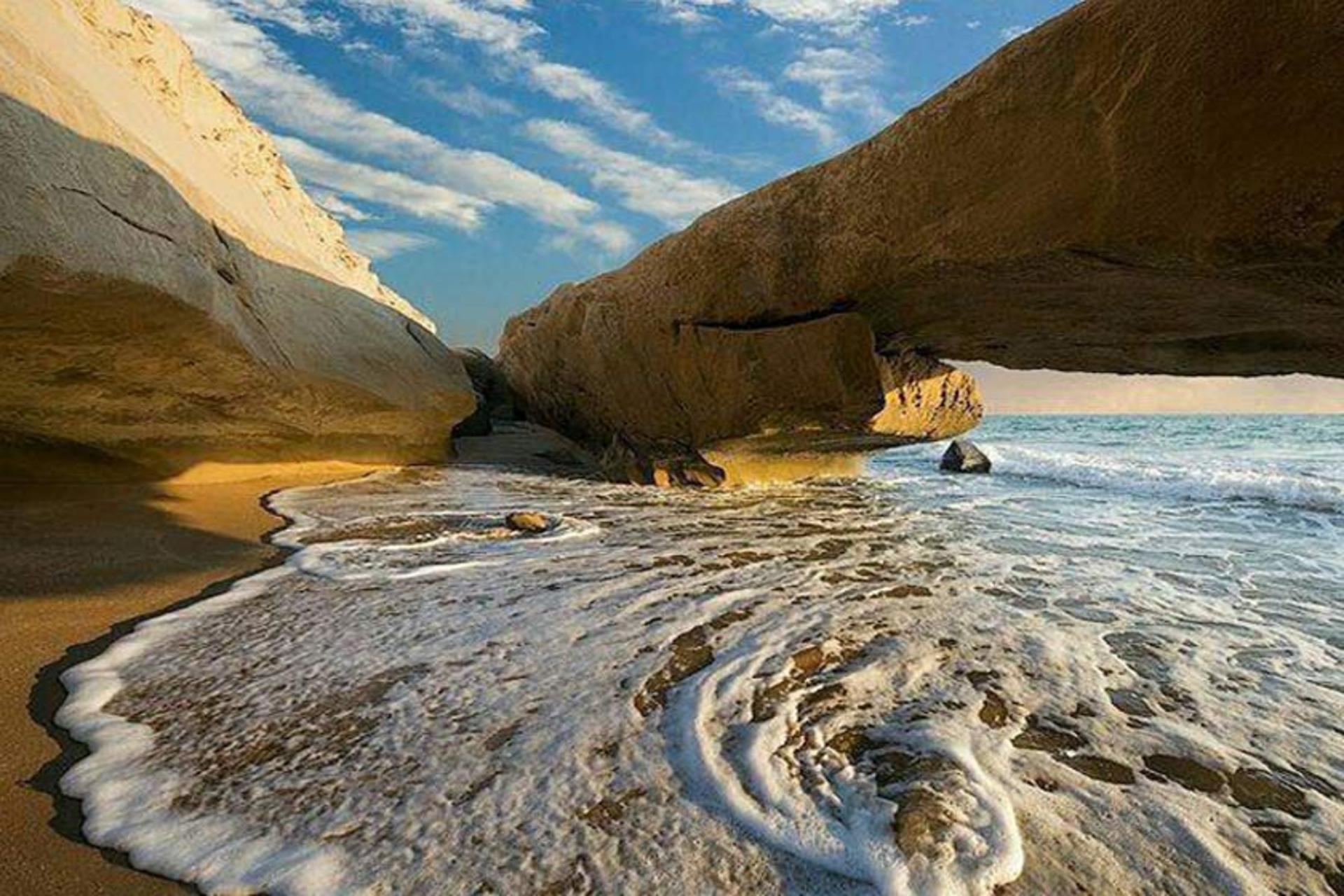 ساحل صخره ای روستای بنود در کرانه خلیج فارس