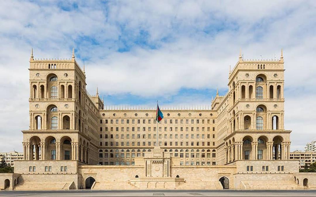 عمارتی مجلل و بزرگ با دو بخش برج مانند