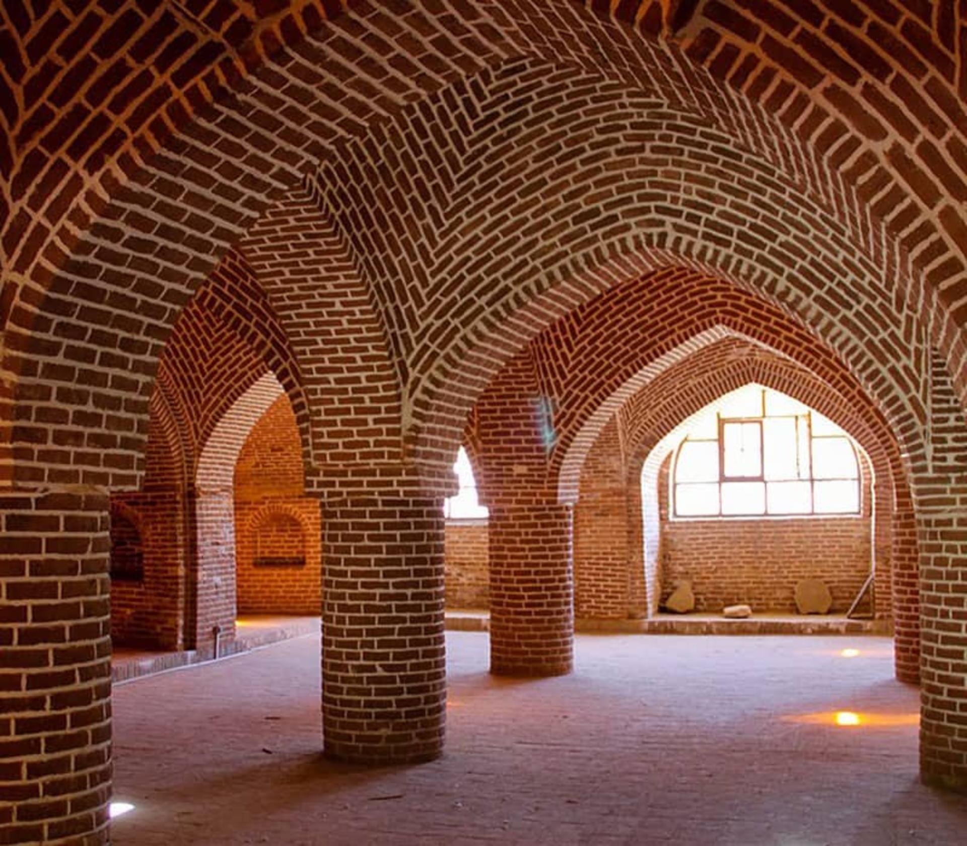 مسجدی با ستون ها و طاق آجری