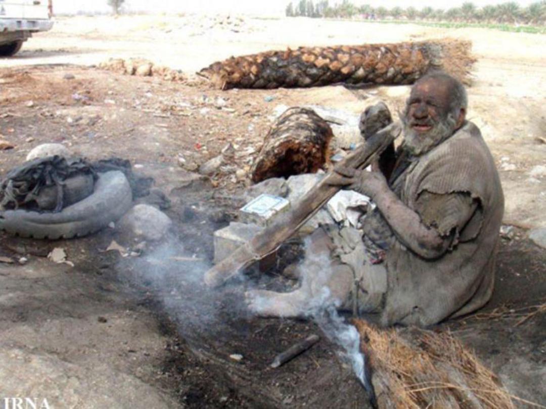 عمو حاجی در حال پخت غذا