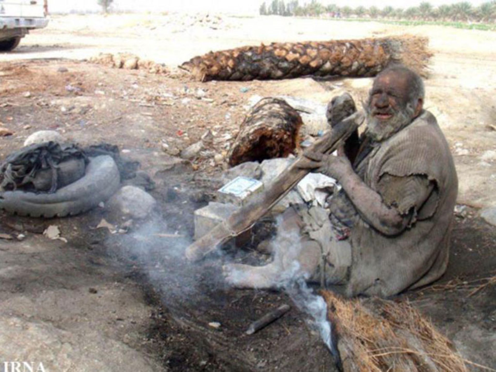 عمو حاجی در حال پخت غذا