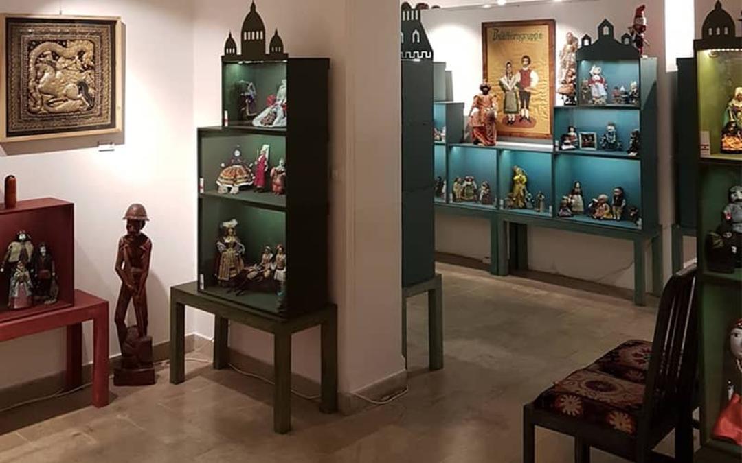 عروسک های مختلف در ویترین های موزه عروسک های ملل
