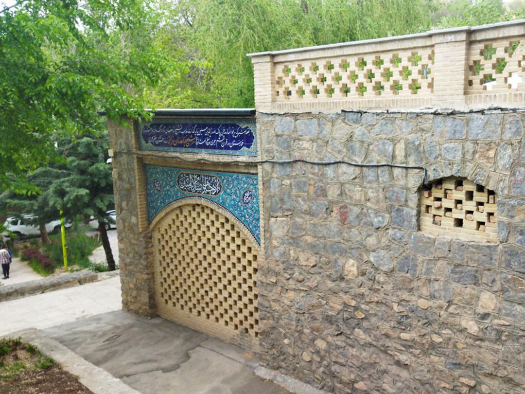 دیواره‌های مقبره بابا پیر