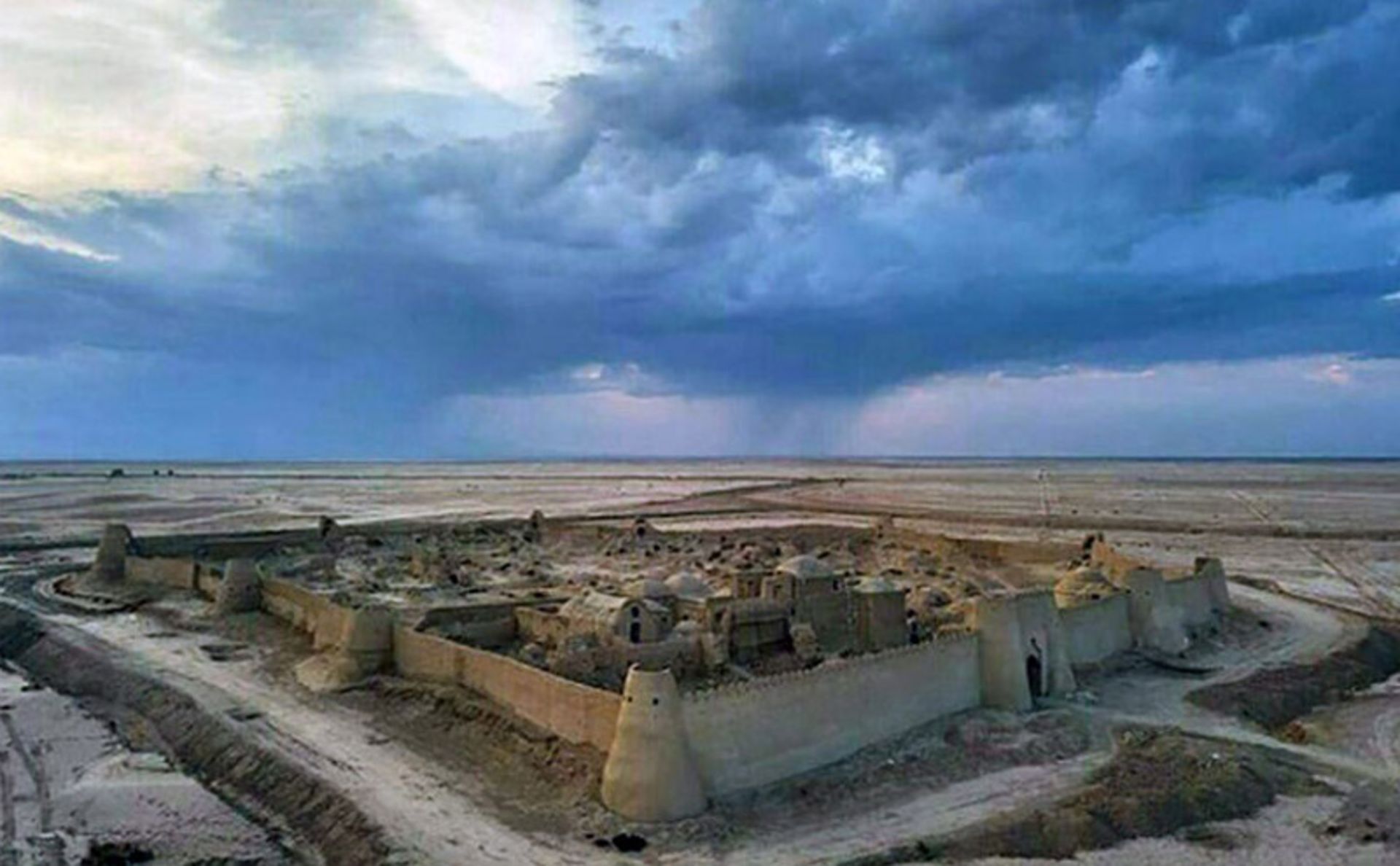 قلعه رستم زابل از نمای بالا زیر آسمان ابری