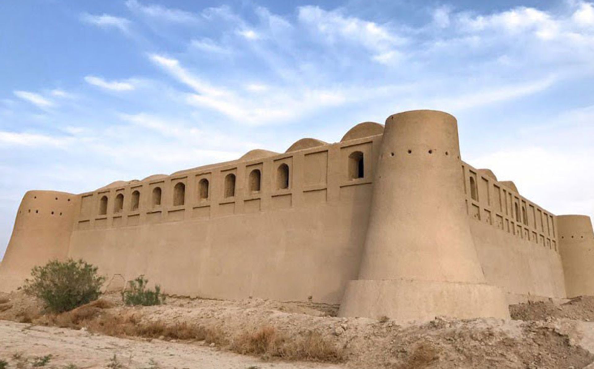 برج بیرونی ارگ جلال آباد در امتداد دیوارهای ارگ زیر آسمان آبی