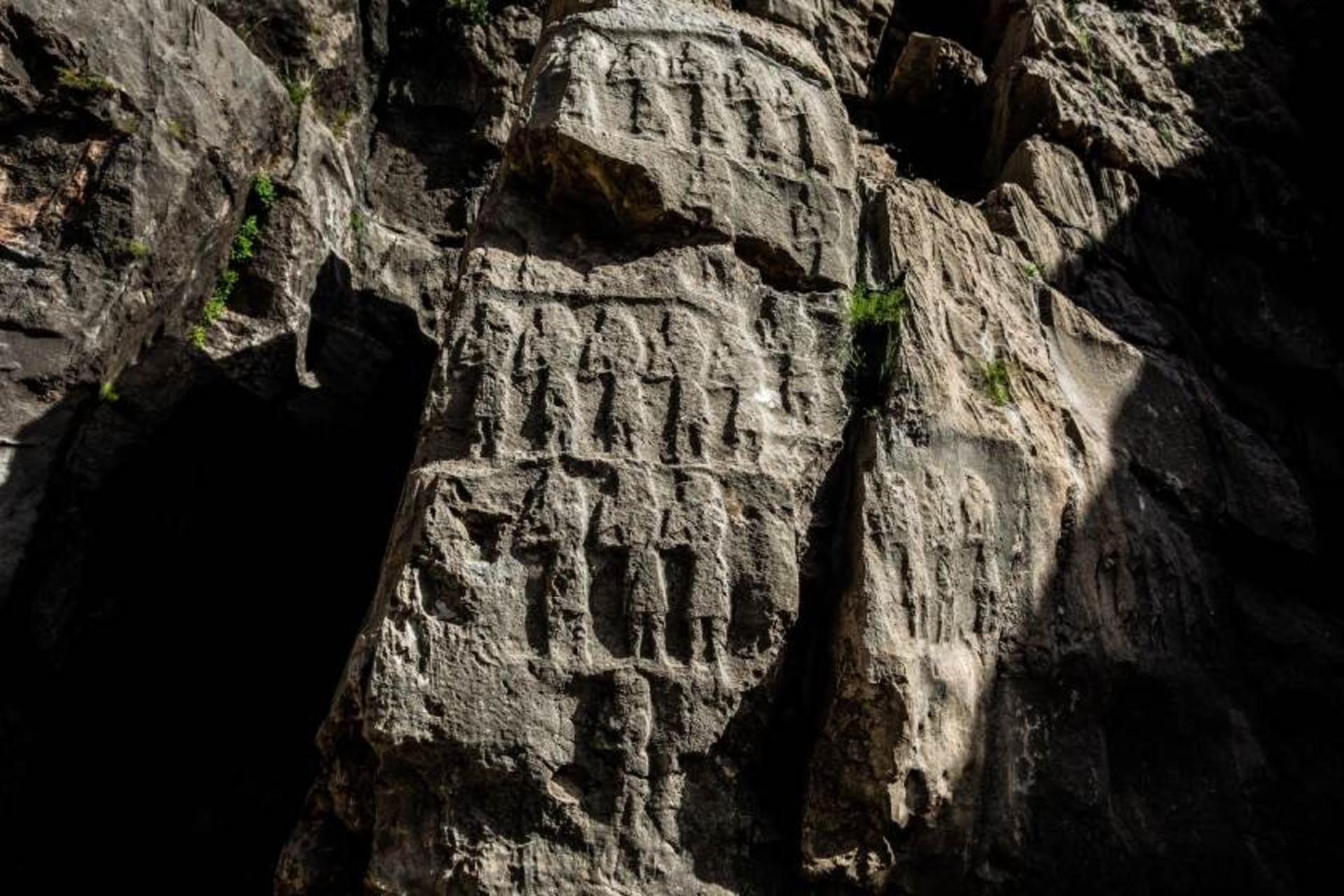سنگ‌نگاره کول فرح