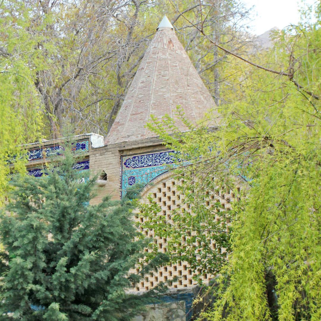 مقبره بابا پیر در میان درختان