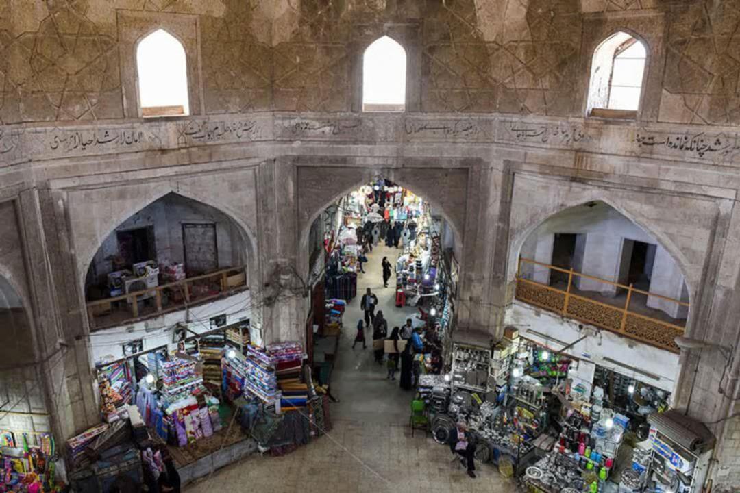 داخل بازار قیصریه لار