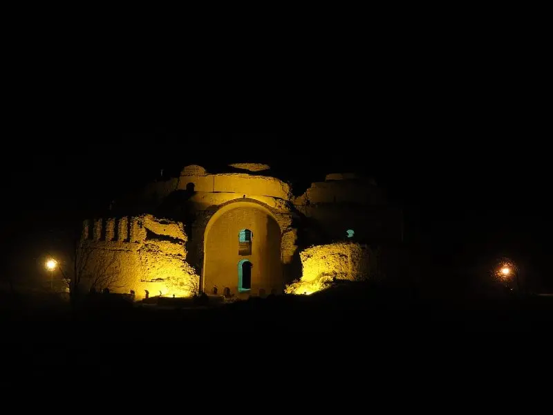 کاخ اردشیر بابکان در شب