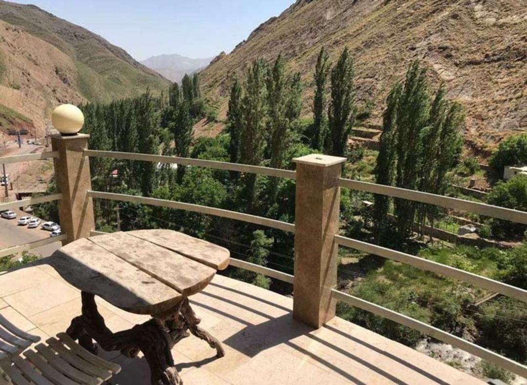 منظره درختان سرسبز شمشک از نمای بالکن ویلا