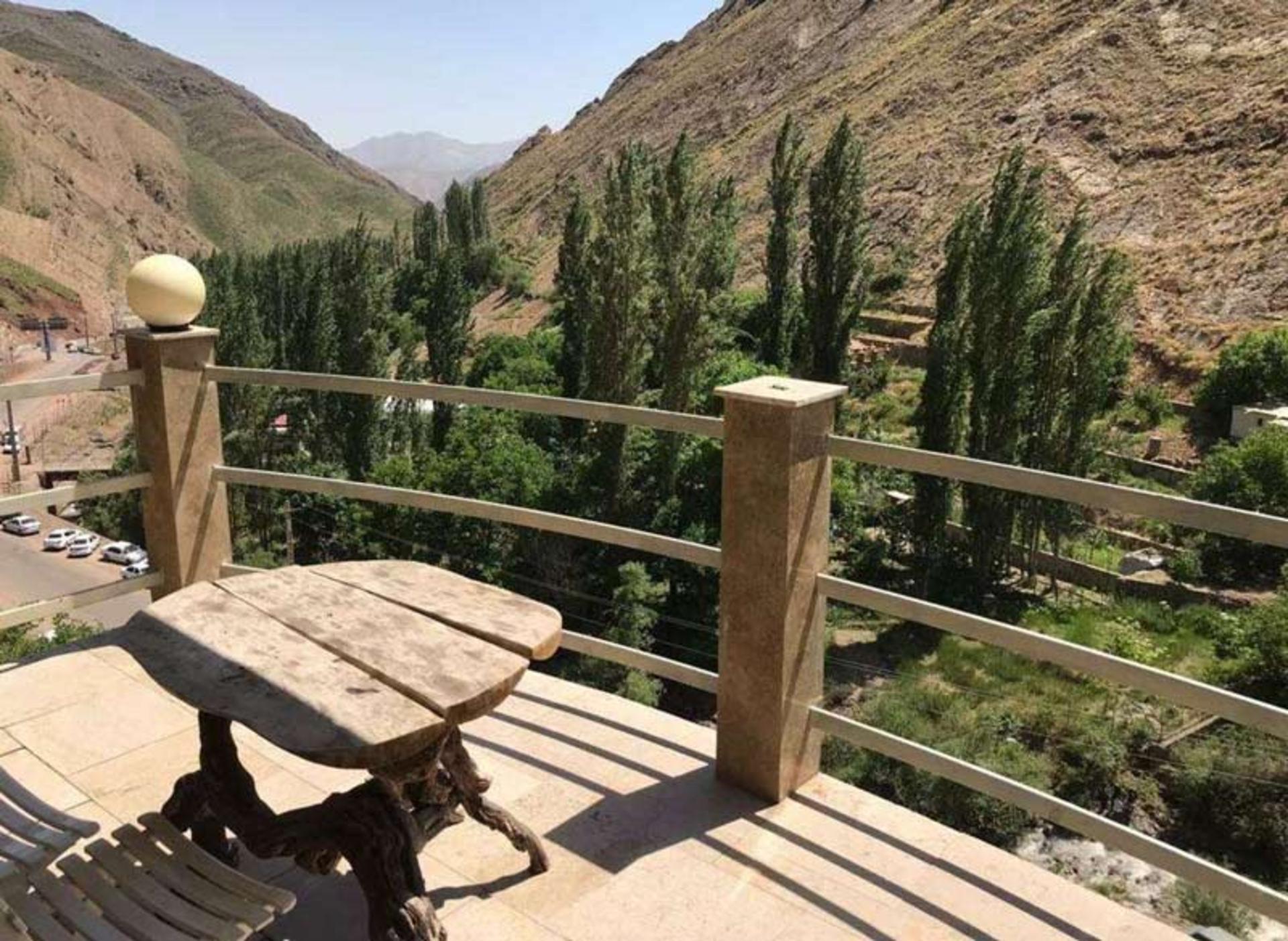 منظره درختان سرسبز شمشک از نمای بالکن ویلا