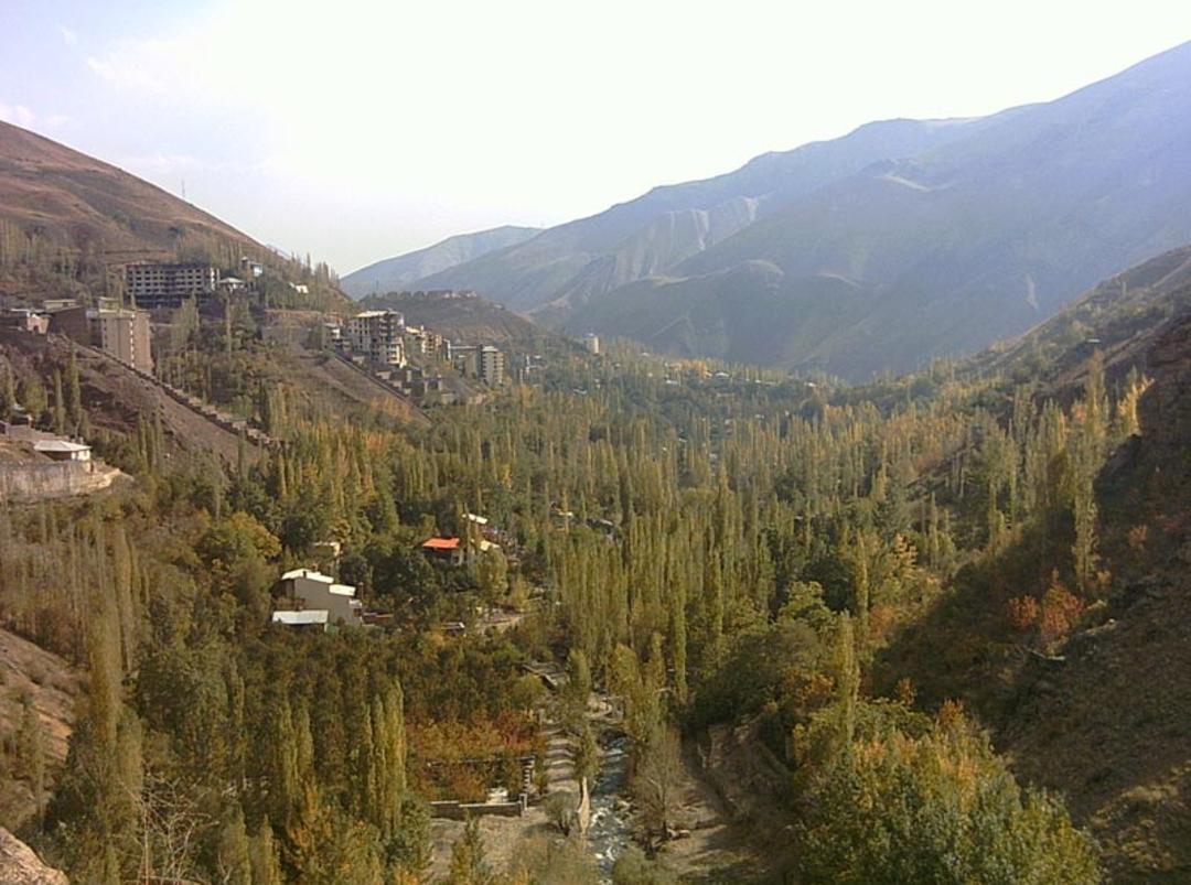 کوهستان های اطراف شمشک در پاییز از نمای دور