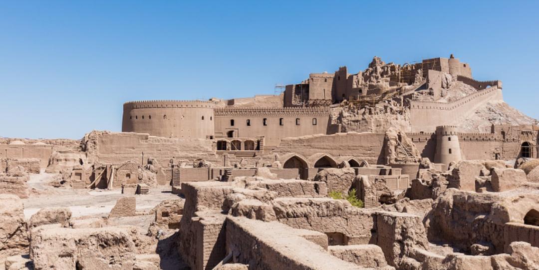 شباهت ارگ بم با قلعه ایزدخواست