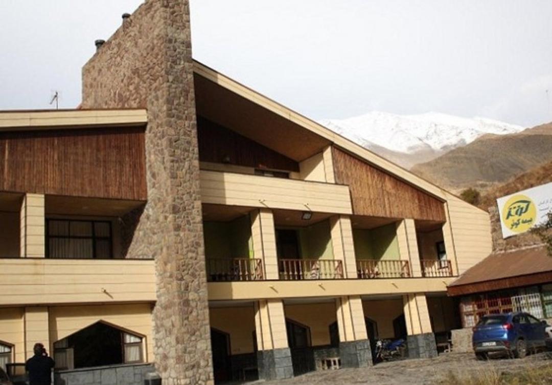 نمای بیرونی ساختمان هتل جهانگردی شمشک