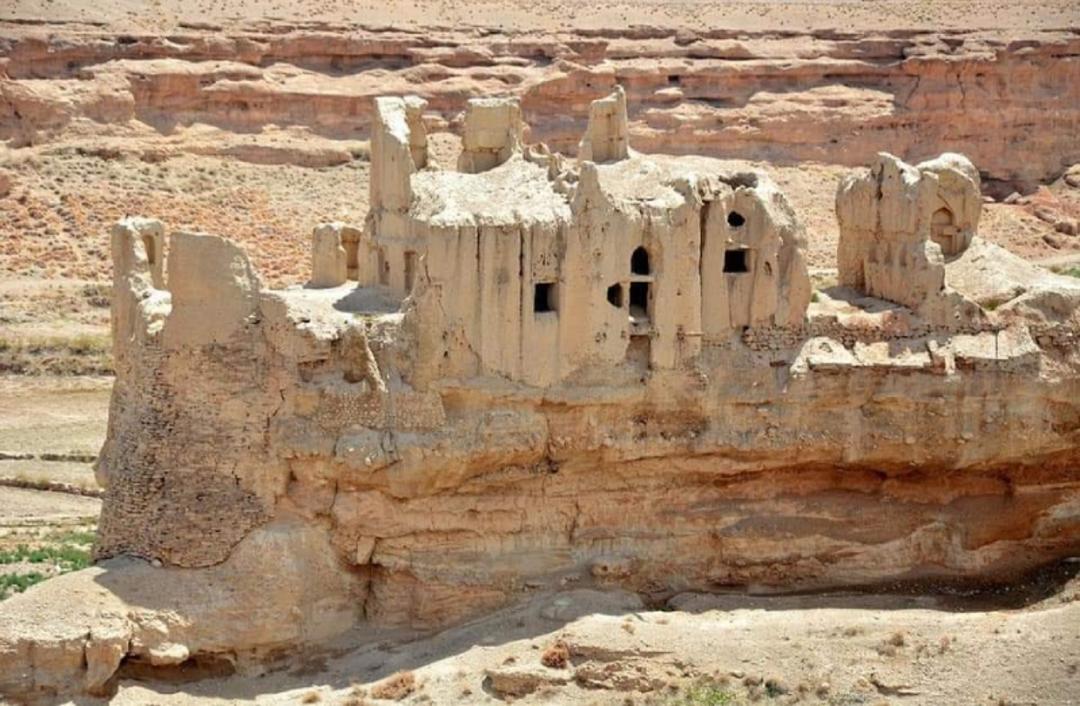 قلعه ایزدخواست در شهرستان آباده