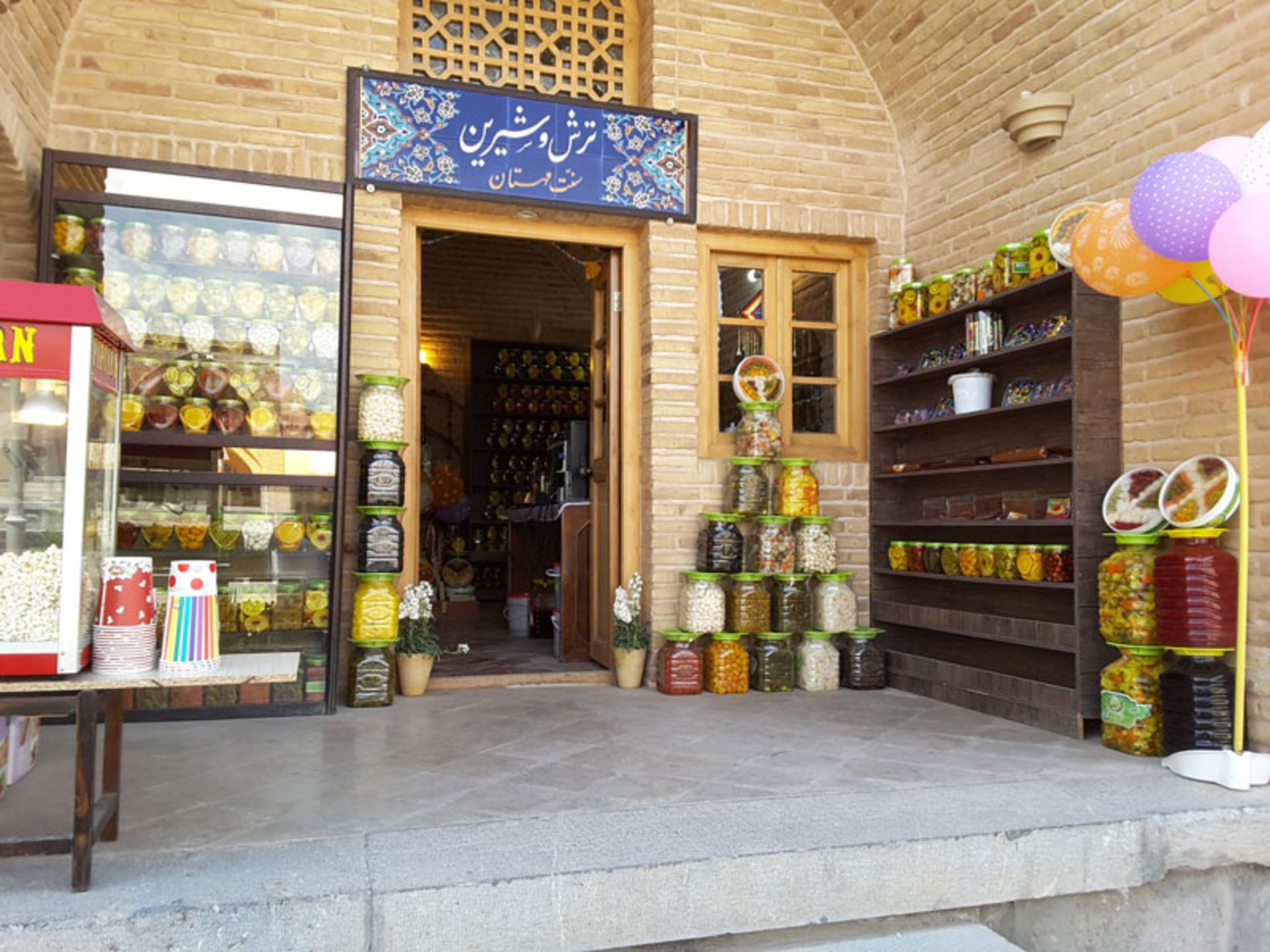 غرفه فروش تزشی‌جات در کاروانسرای مورچه‌ خورت