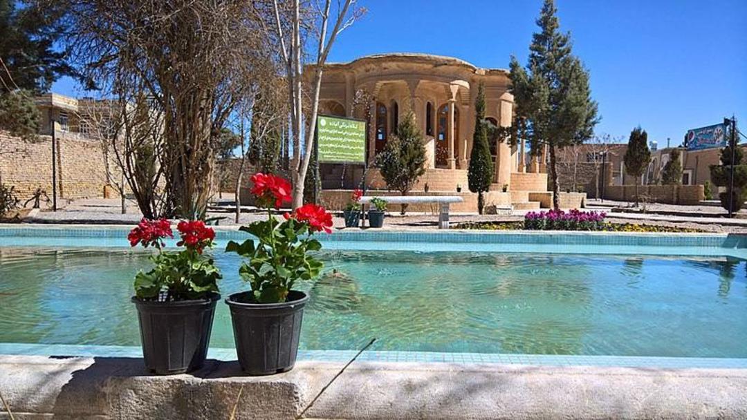 نمای بیرونی عمارت کلاه فرنگی آباده