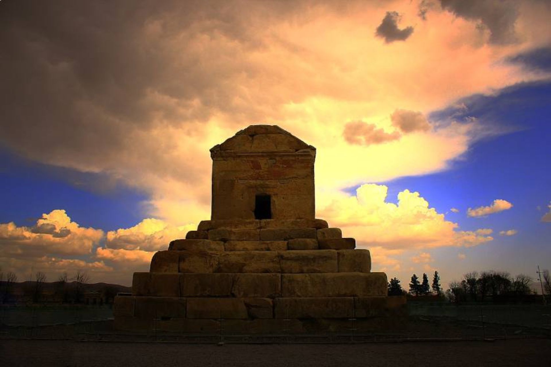 قبر کوروش در پاسارگاد