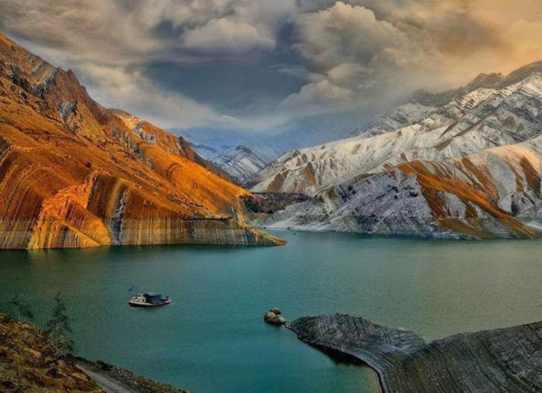 کوه های اطراف دریاچه سد کرج در زمستان از نمای دور