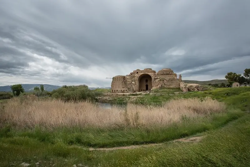 کاخ اردشیر بابکان در روز ابری