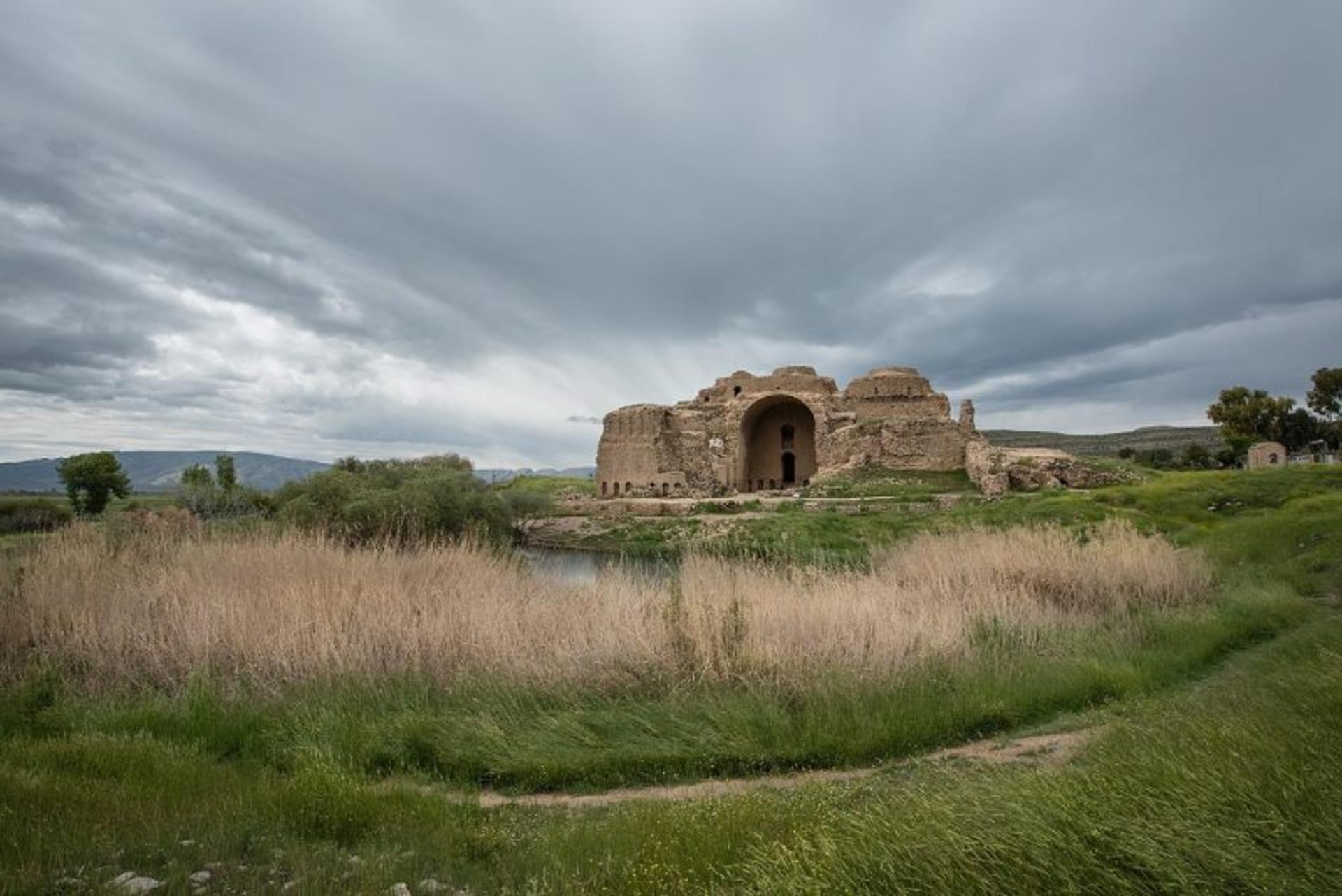 کاخ اردشیر بابکان در روز ابری