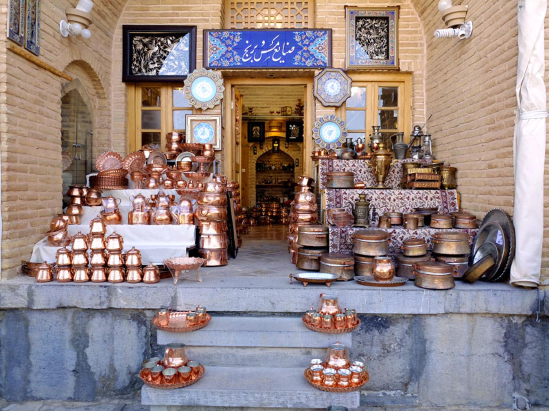 غرفه فروش صنایع مسی در کاروانسرای مورچه‌ خورت