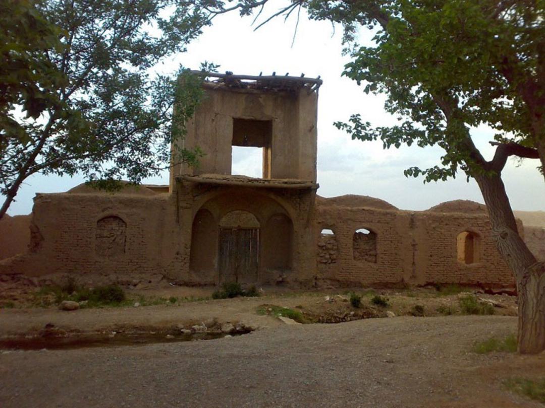 قلعه نشست آباد