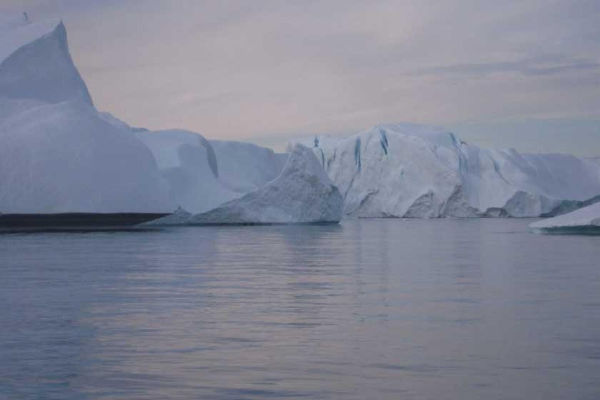 فرق قطب شمال و جنوب