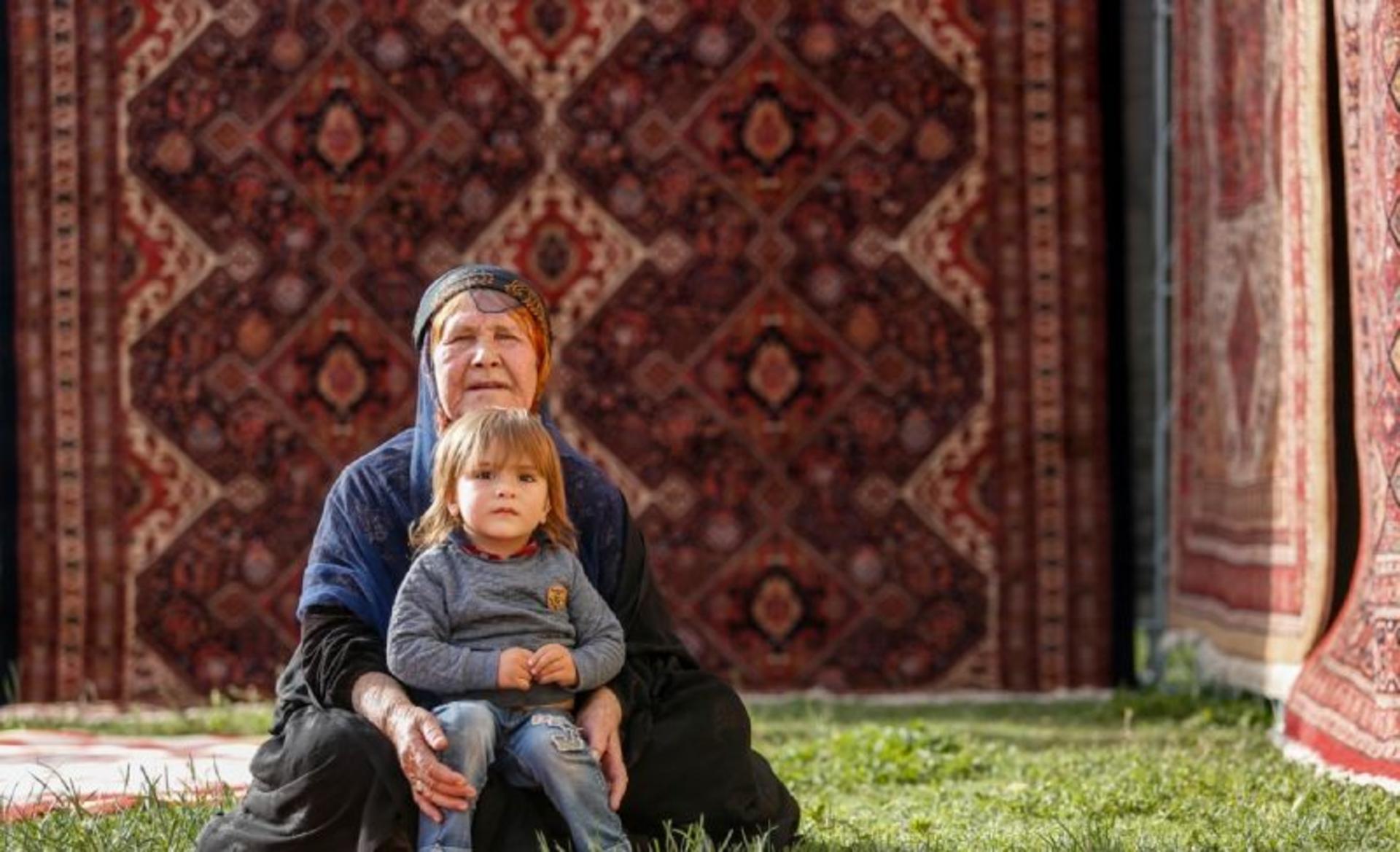 زنی قشقایی در کنار گبه‌ها