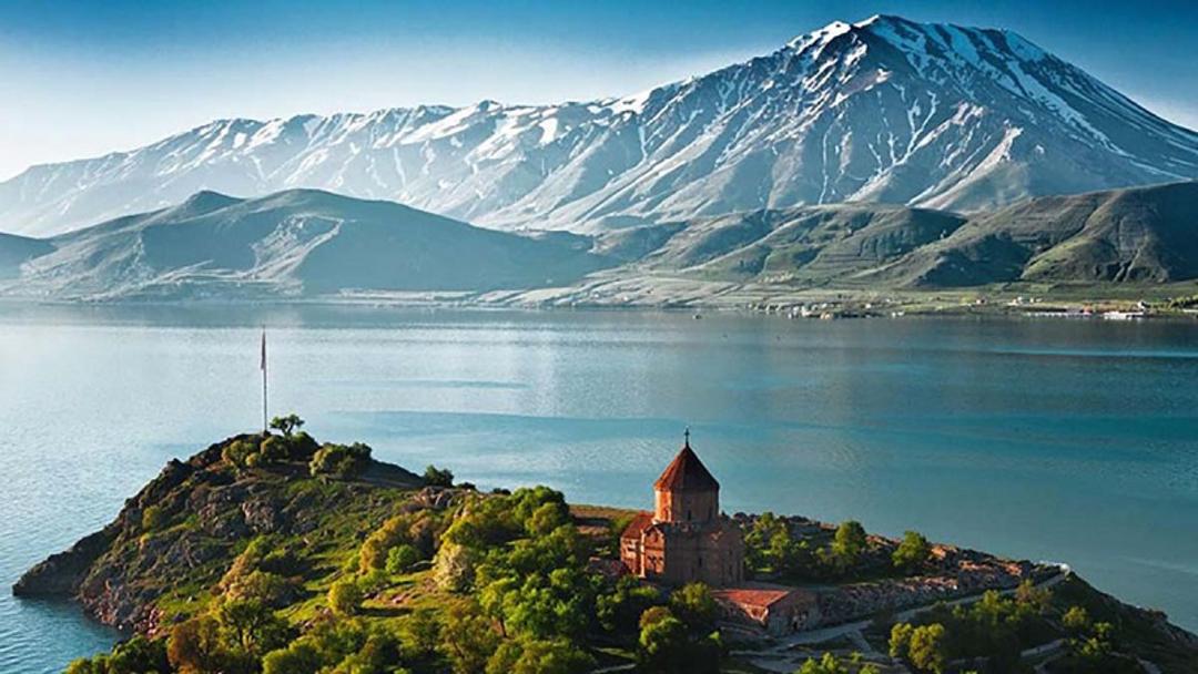 بهترین زمان بازدید از دریاچه سوان