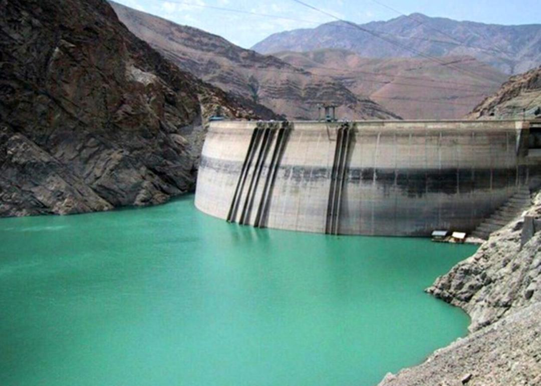 دیواره بتنی سد کرج در جوار دریاچه سد کرج از نمای دور