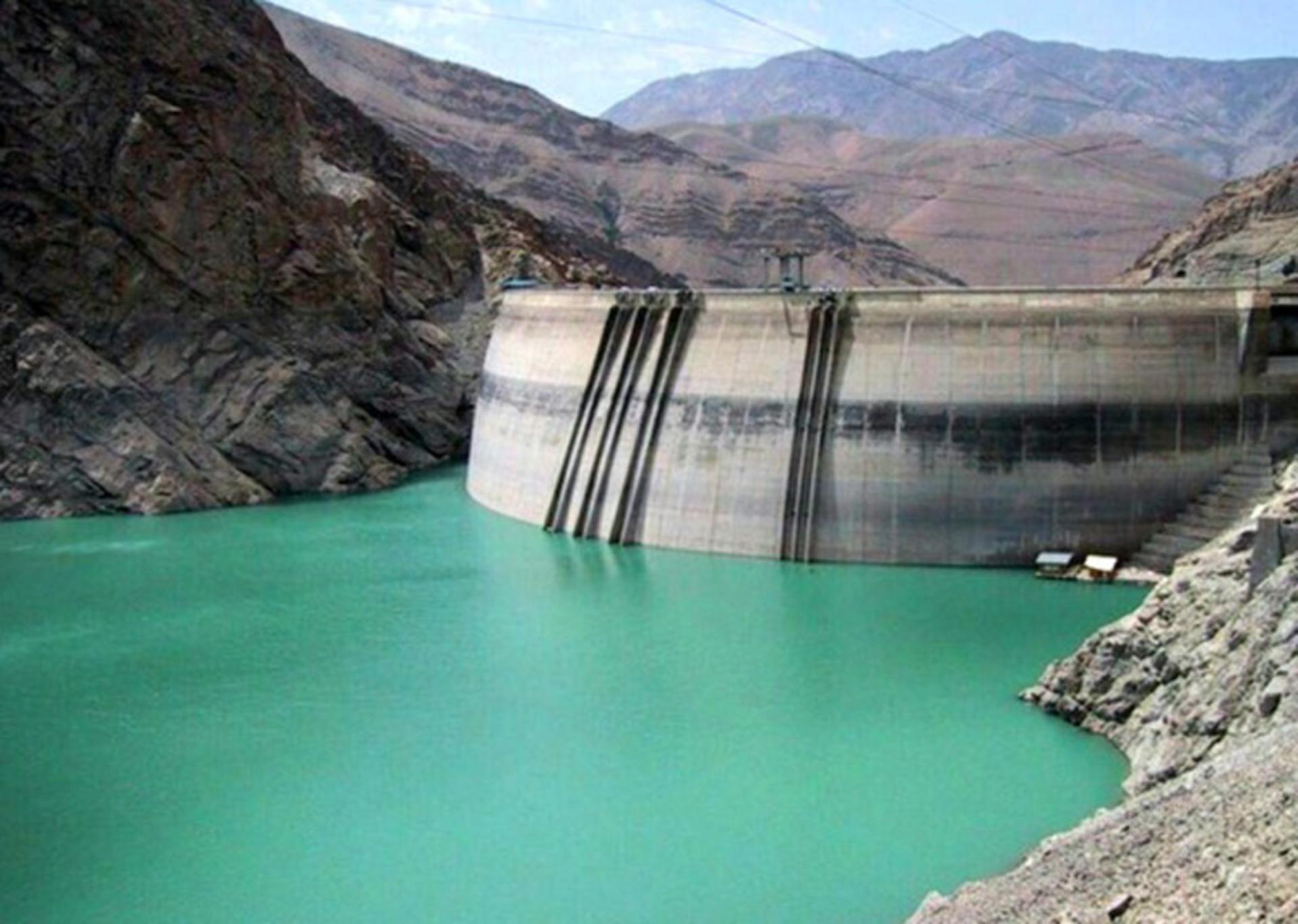 دیواره بتنی سد کرج در جوار دریاچه سد کرج از نمای دور