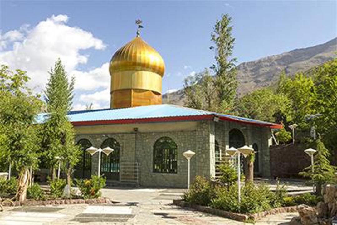 بارگاه امامزاده محمد شمشک از نمای دور