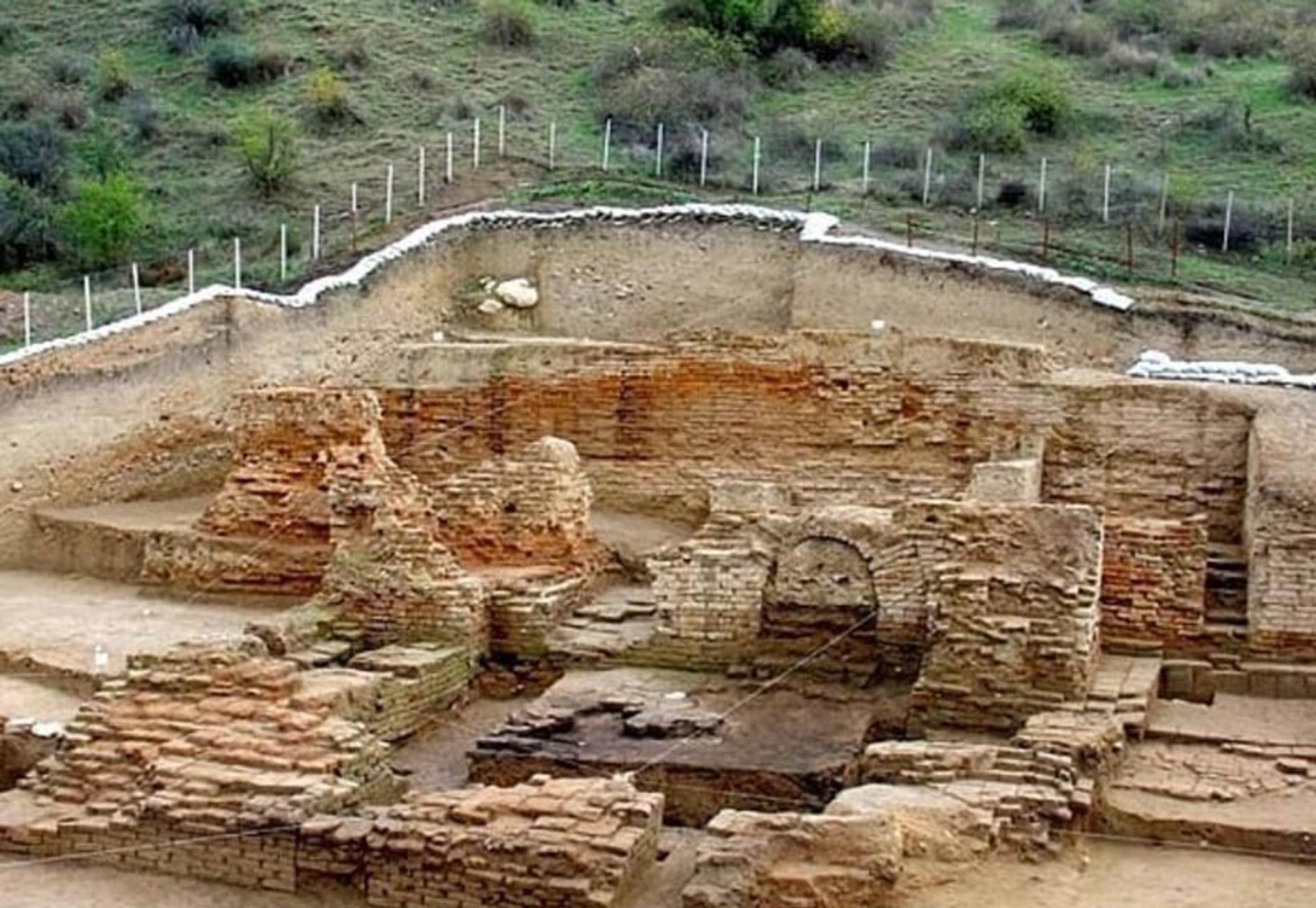 بقایای قلعه سلیمان بوقه مینودشت از نمای بالا